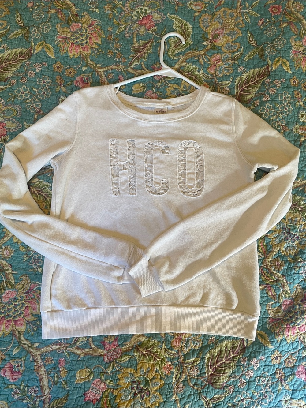2010s Hollister White Lace-HCO Crewneck Sweatshirt